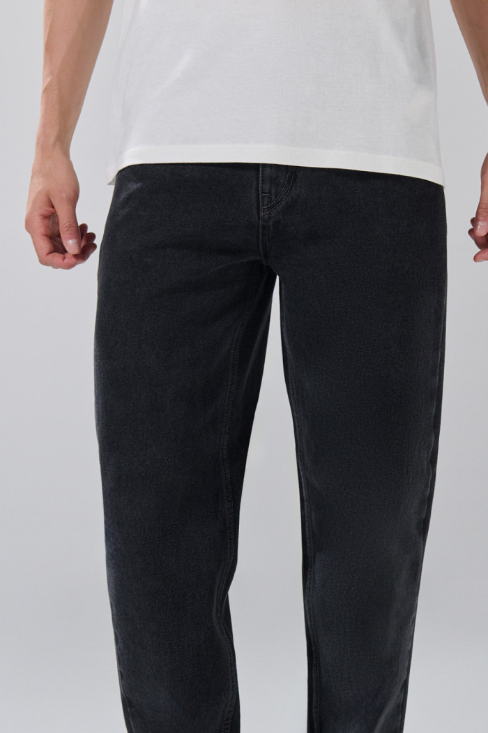 Jean baggy tiro medio gris con bota ancha y bolsillos
