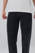 Jean baggy tiro medio gris con bota ancha y bolsillos
