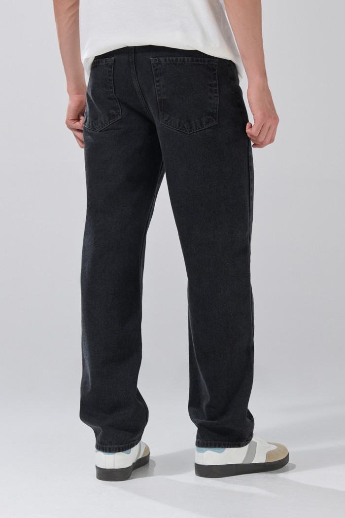 Jean baggy tiro medio gris con bota ancha y bolsillos
