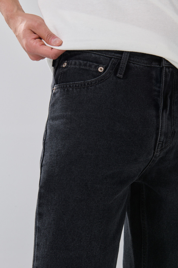 Jean baggy tiro medio gris con bota ancha y bolsillos
