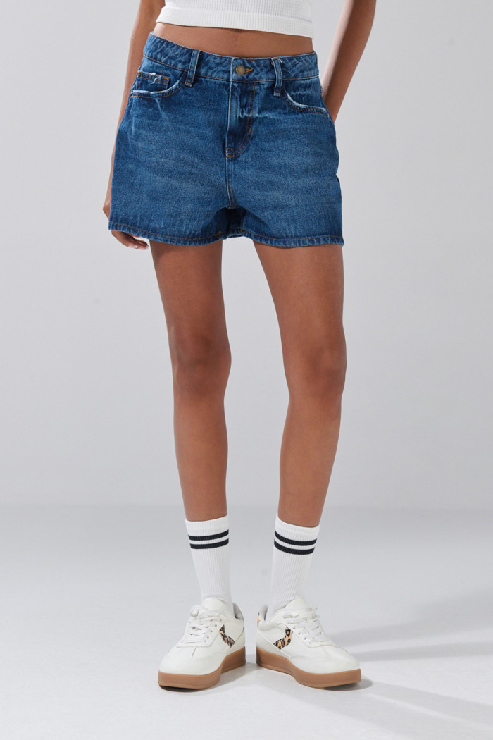 Short tiro alto de jean azul oscuro con 5 bolsillos