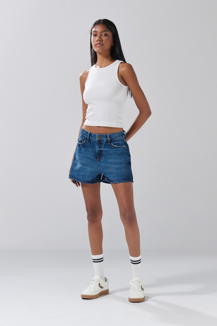 Short tiro alto de jean azul oscuro con 5 bolsillos