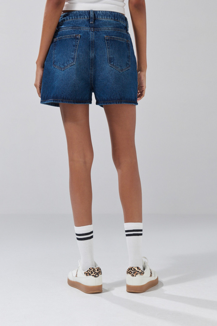 Short tiro alto de jean azul oscuro con 5 bolsillos
