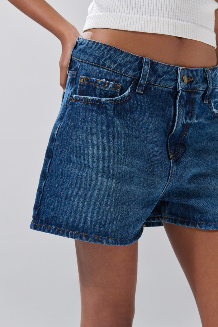 Short tiro alto de jean azul oscuro con 5 bolsillos