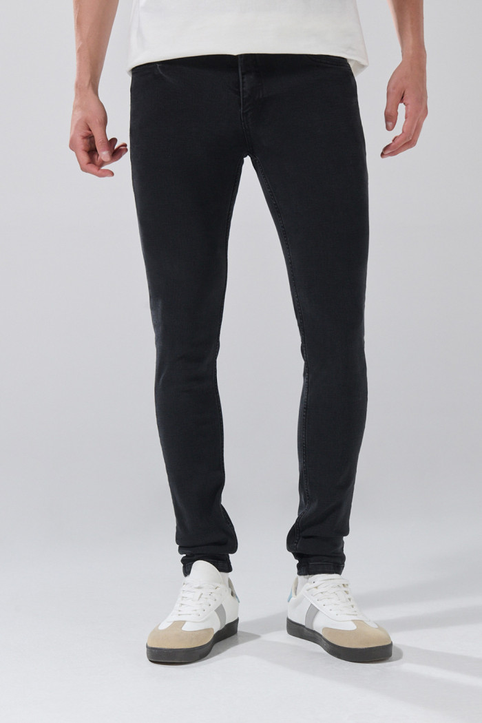 Jean gris intenso skinny con 5 bolsillos y tiro bajo
