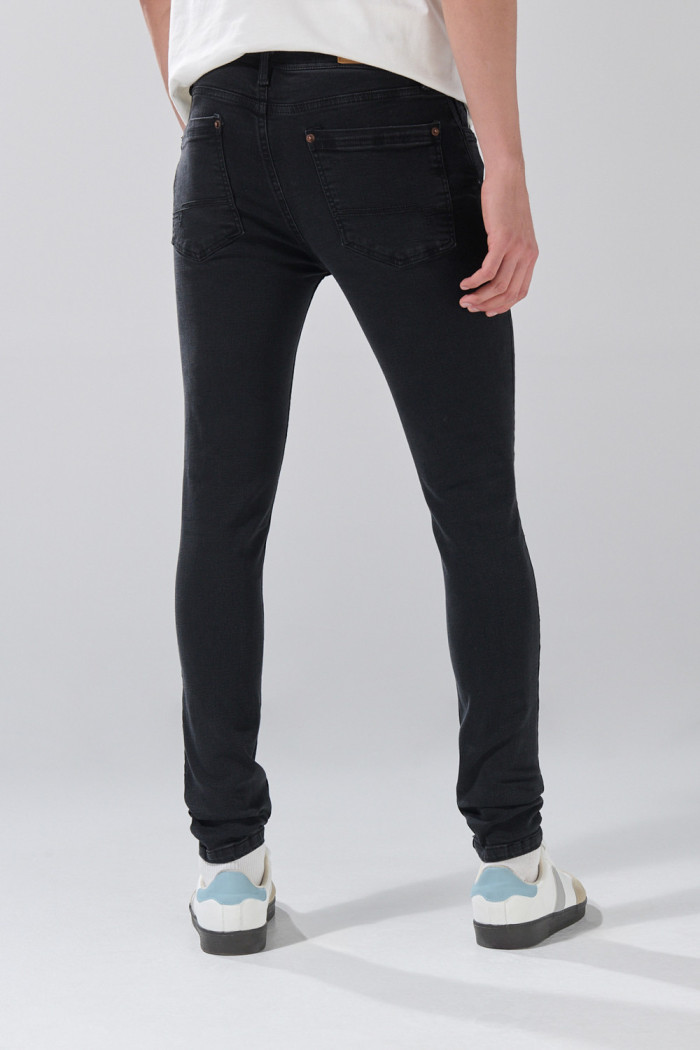 Jean gris intenso skinny con 5 bolsillos y tiro bajo
