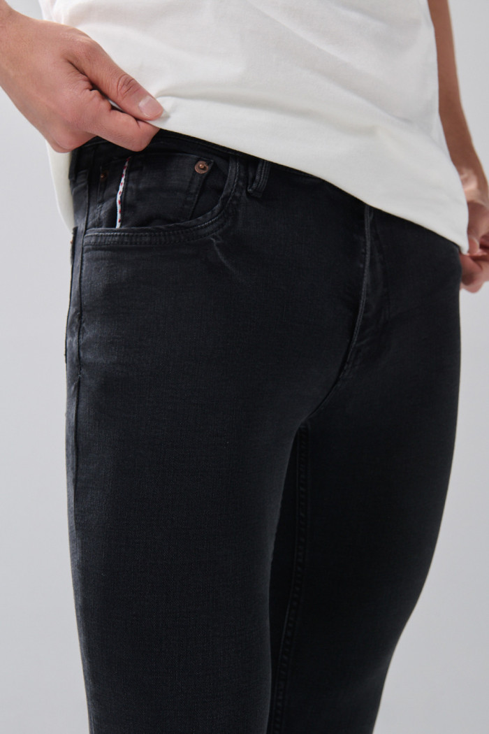 Jean gris intenso skinny con 5 bolsillos y tiro bajo
