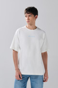Camiseta crema con manga corta y textos en contraste
