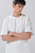 Camiseta crema con manga corta y textos en contraste
