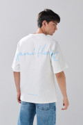 Camiseta crema con manga corta y textos en contraste
