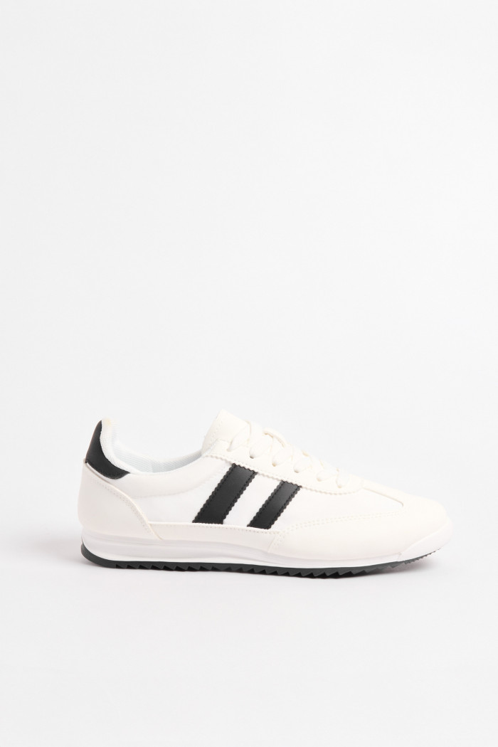 Tenis casuales unicolores con rayas en contraste laterales
