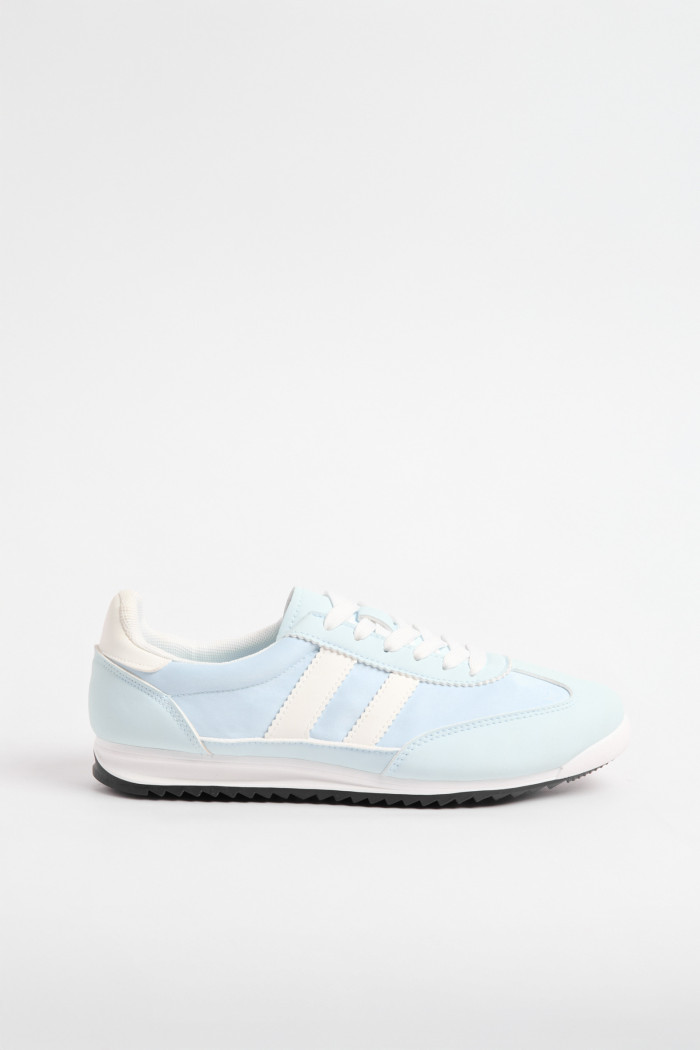 Tenis casuales unicolores con rayas en contraste laterales
