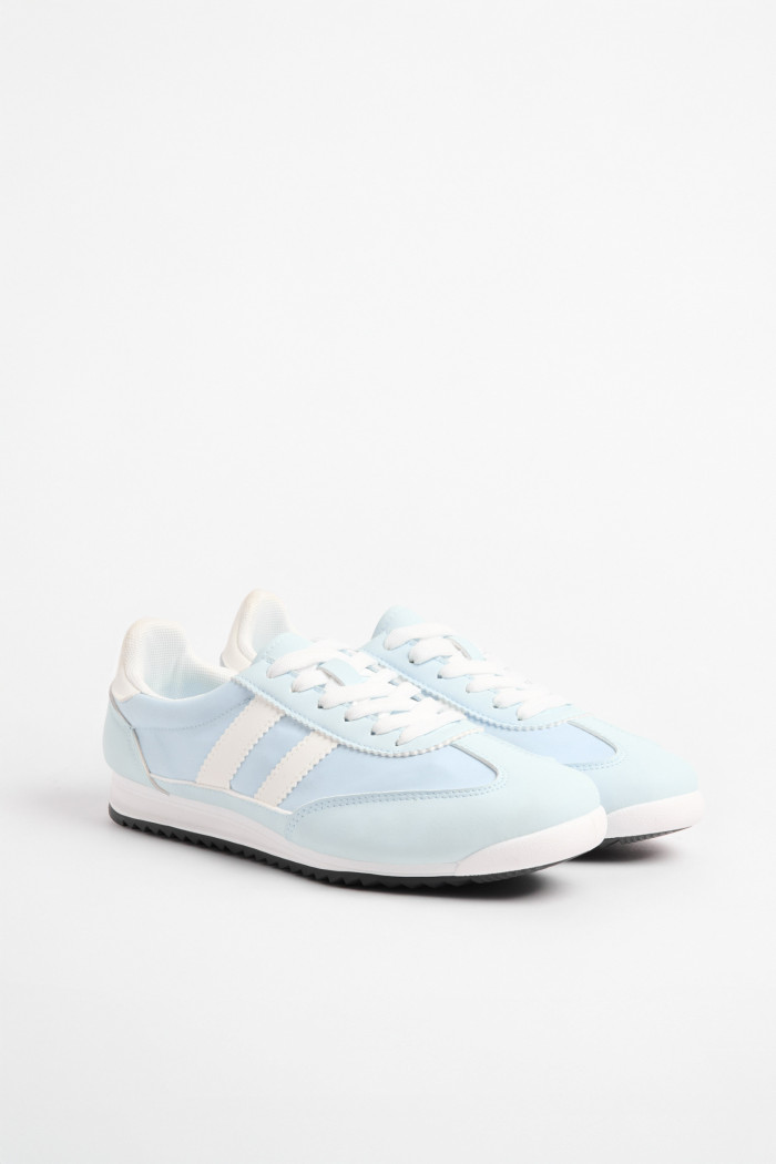 Tenis casuales unicolores con rayas en contraste laterales
