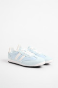 Tenis casuales unicolores con rayas en contraste laterales
