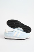 Tenis casuales unicolores con rayas en contraste laterales
