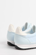 Tenis casuales unicolores con rayas en contraste laterales
