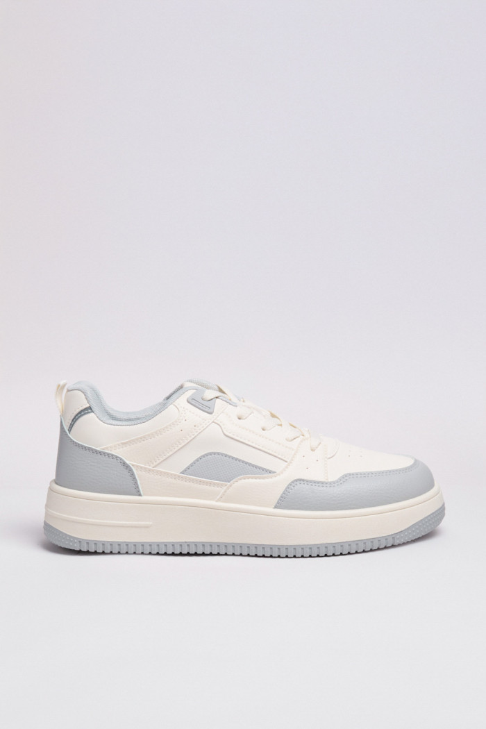 Tenis casuales cremas claros con contrastes grises

