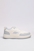 Tenis casuales cremas claros con contrastes grises
