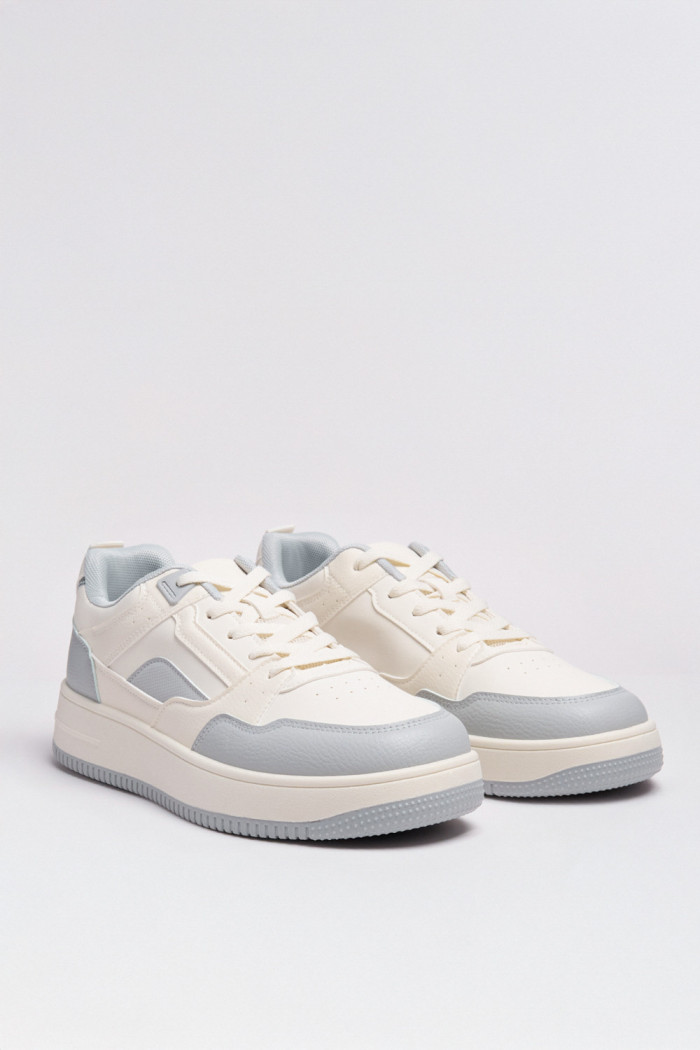 Tenis casuales cremas claros con contrastes grises
