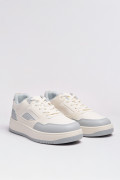 Tenis casuales cremas claros con contrastes grises
