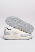 Tenis casuales cremas claros con contrastes grises
