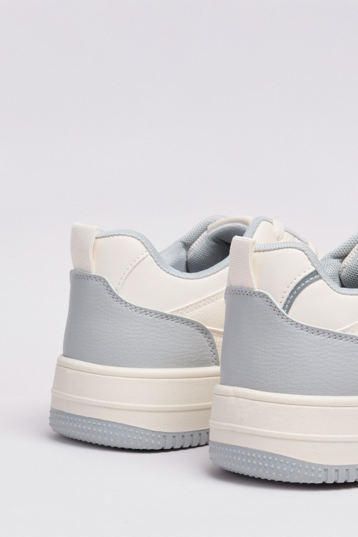Tenis casuales cremas claros con contrastes grises
