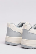 Tenis casuales cremas claros con contrastes grises
