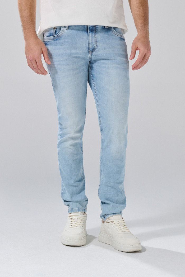 Jean skinny con 5 bolsillos azul claro, desgastes y tiro bajo