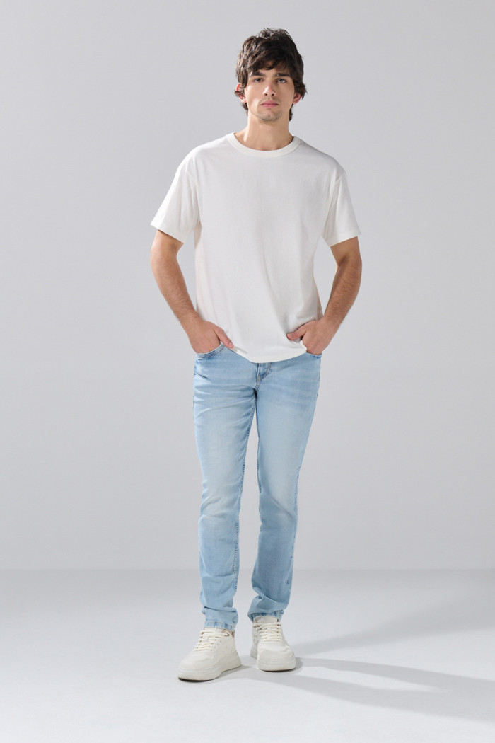 Jean skinny con 5 bolsillos azul claro, desgastes y tiro bajo
