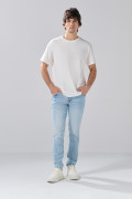 Jean skinny con 5 bolsillos azul claro, desgastes y tiro bajo