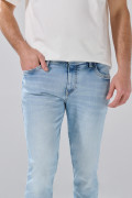 Jean skinny con 5 bolsillos azul claro, desgastes y tiro bajo