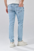 Jean skinny con 5 bolsillos azul claro, desgastes y tiro bajo