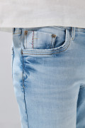 Jean skinny con 5 bolsillos azul claro, desgastes y tiro bajo