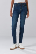 Jean azul push up con tiro alto y realce posterior
