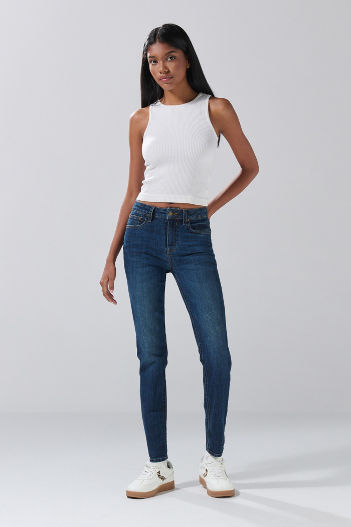 Jean azul push up con tiro alto y realce posterior
