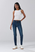 Jean azul push up con tiro alto y realce posterior
