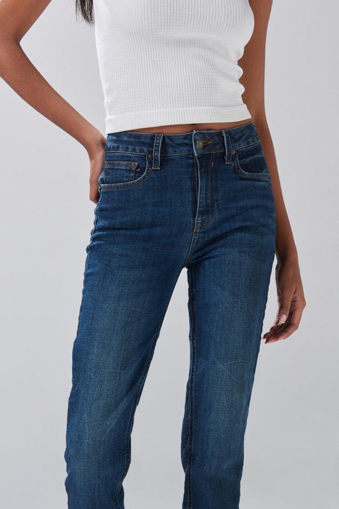 Jean azul push up con tiro alto y realce posterior
