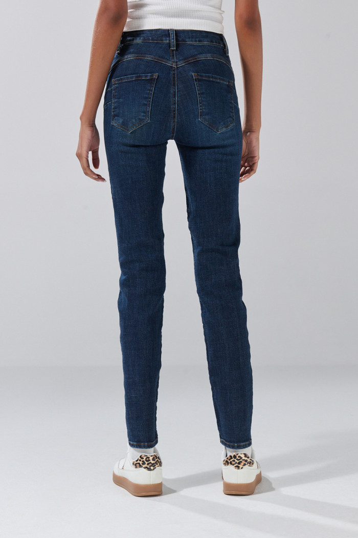 Jean azul push up con tiro alto y realce posterior
