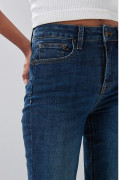 Jean azul push up con tiro alto y realce posterior
