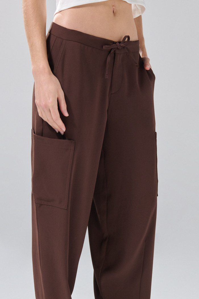 Pantalón balloon cargo café oscuro con tiro medio