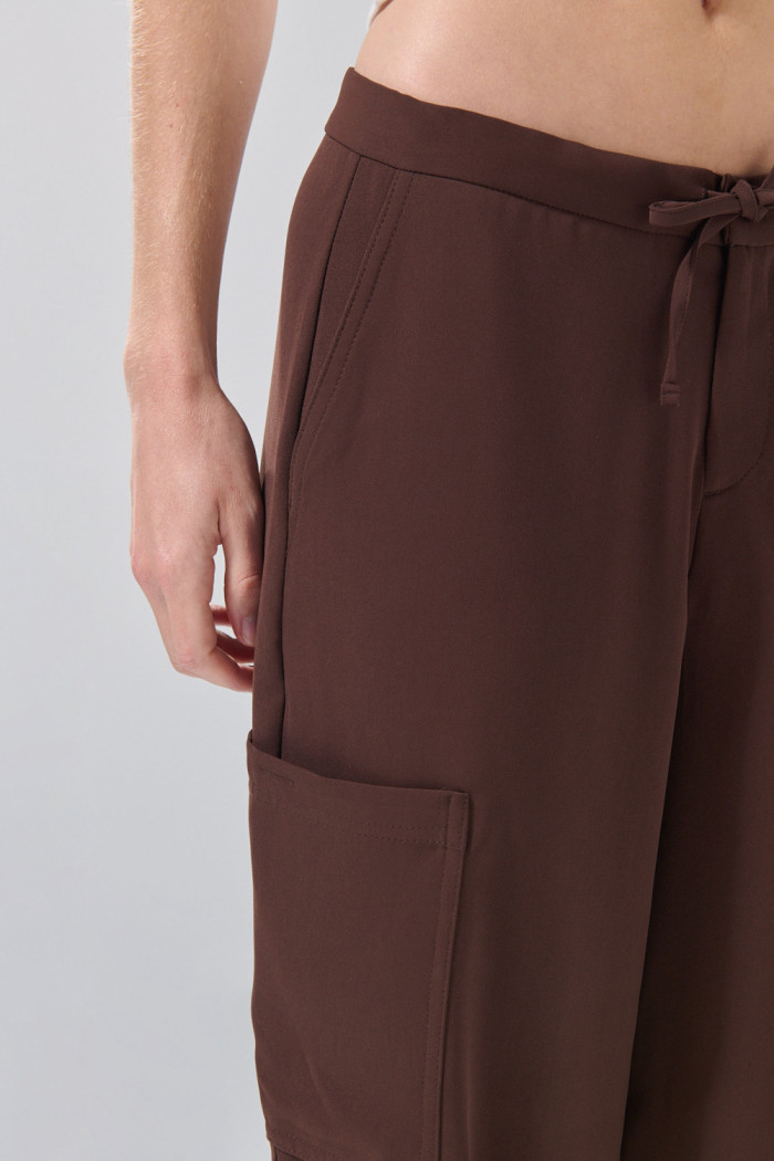 Pantalón balloon cargo café oscuro con tiro medio