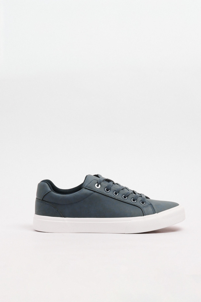Tenis unicolores casuales con suelas en contraste planas 
