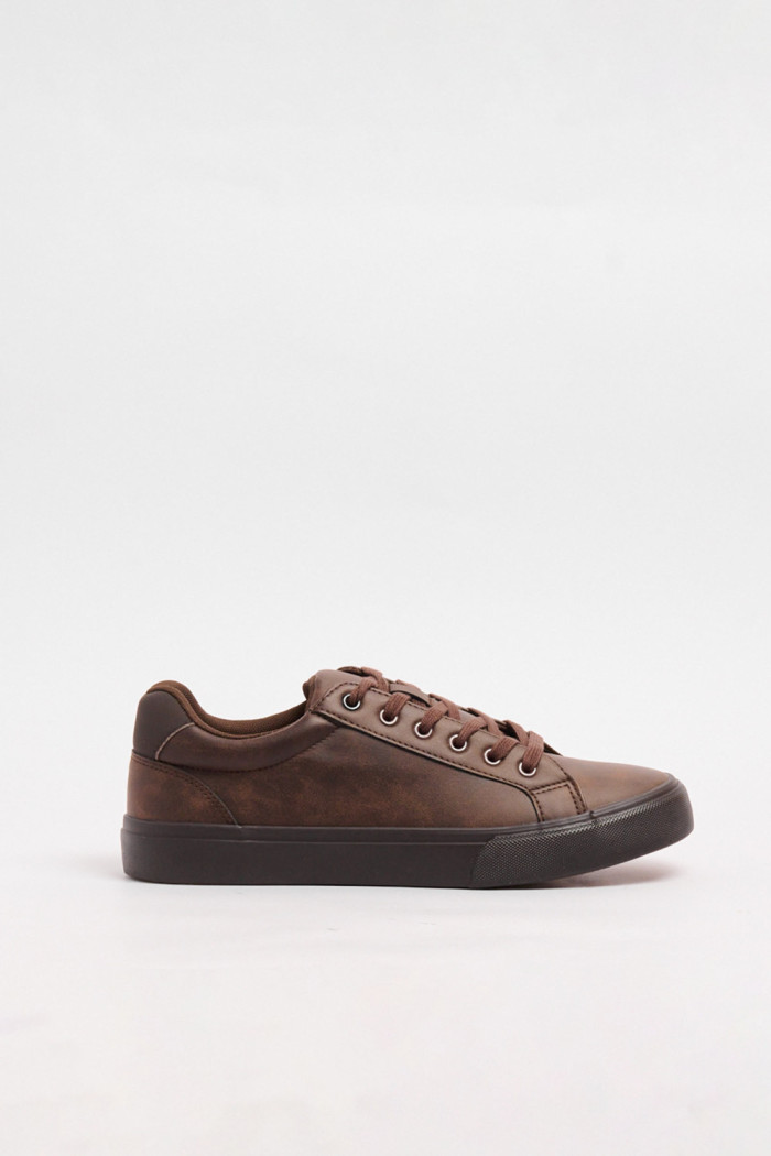 Tenis unicolores casuales con suelas en contraste planas 

