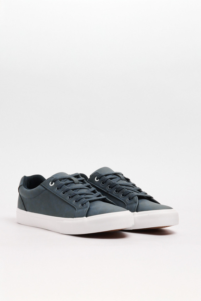 Tenis unicolores casuales con suelas en contraste planas 
