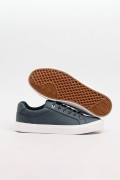 Tenis unicolores casuales con suelas en contraste planas 
