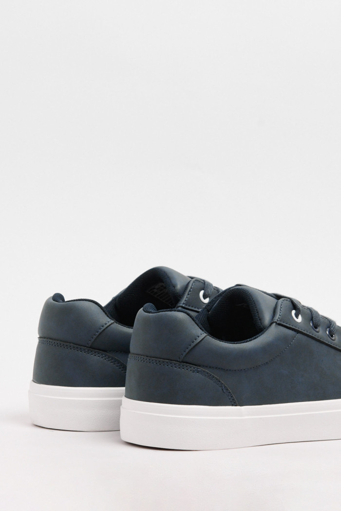 Tenis unicolores casuales con suelas en contraste planas 
