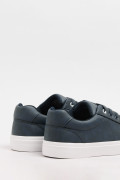 Tenis unicolores casuales con suelas en contraste planas 
