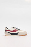 Tenis casuales unicolores con cortes y contrastes laterales
