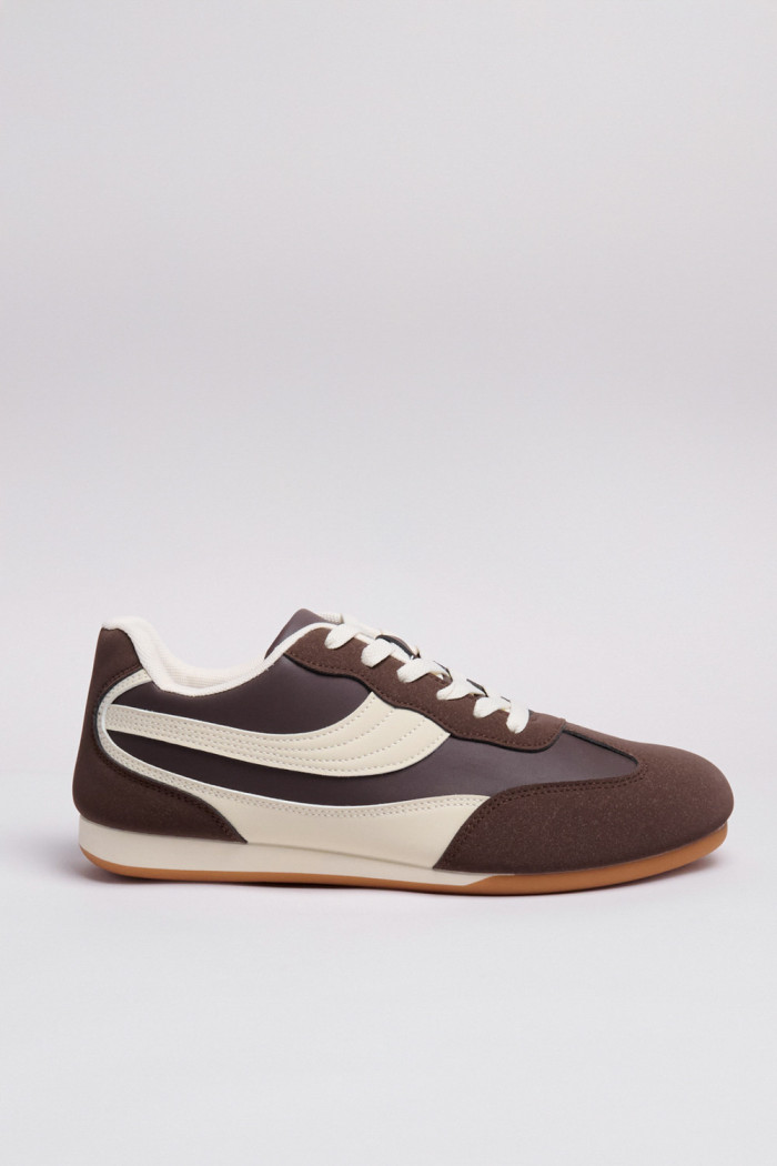 Tenis casuales unicolores con cortes y contrastes laterales
