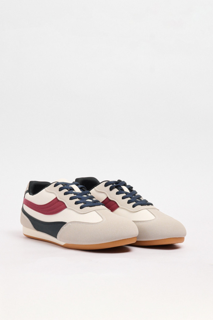Tenis casuales unicolores con cortes y contrastes laterales
